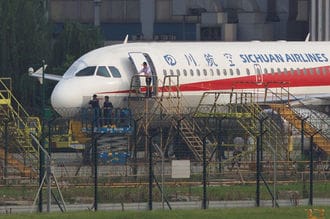 中国航空機事故､副操縦士の｢半身｣が機外に