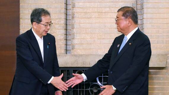 握手をする石破茂首相と公明党の斉藤鉄夫代表