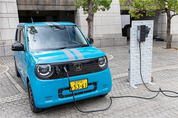 家庭用の充電器「ホンダEVチャージャー」による充電シーン