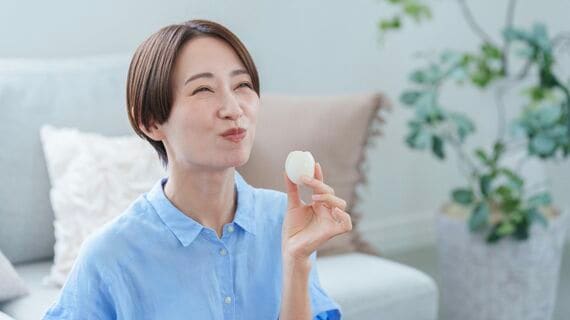 卵を食べる女性
