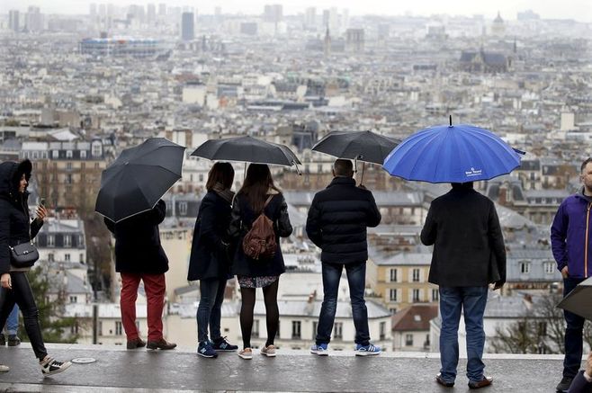 パリの観光業は回復の兆候を見せている