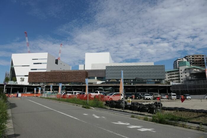 複合公共施設には文化芸能劇場や図書館