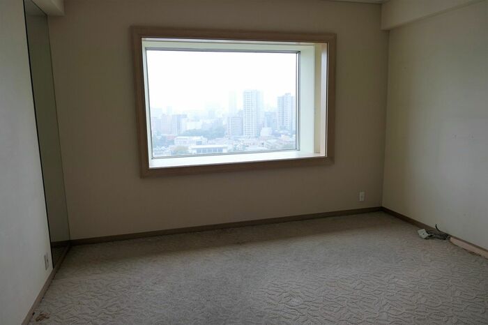 室内に何もない上層階の客室