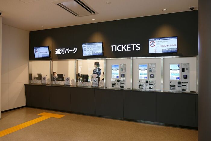 チケットの売り場。セット券は有人窓口で販売
