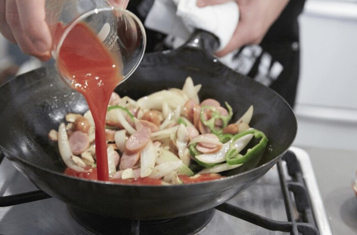 トマトケチャップ、トマトジュースで2～3分煮込んだら、