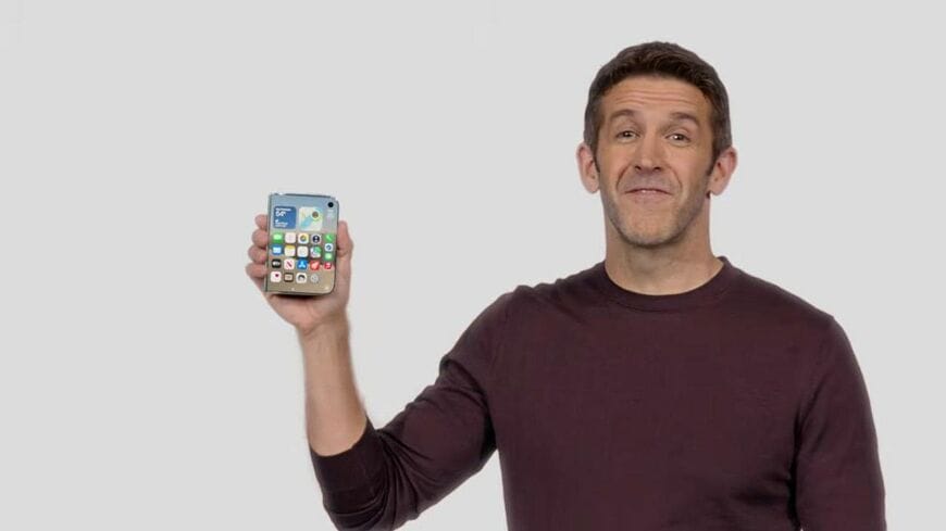 iPhone Duoを手に発表会に登壇したジョン・ターナスCEO