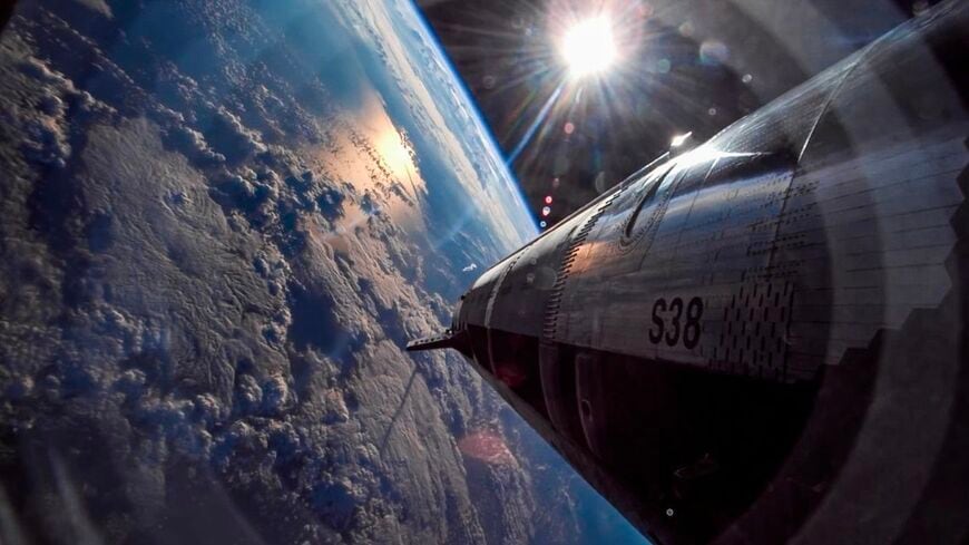SpaceXのロケットから軌道に配置される人工衛星のCGレンダリング