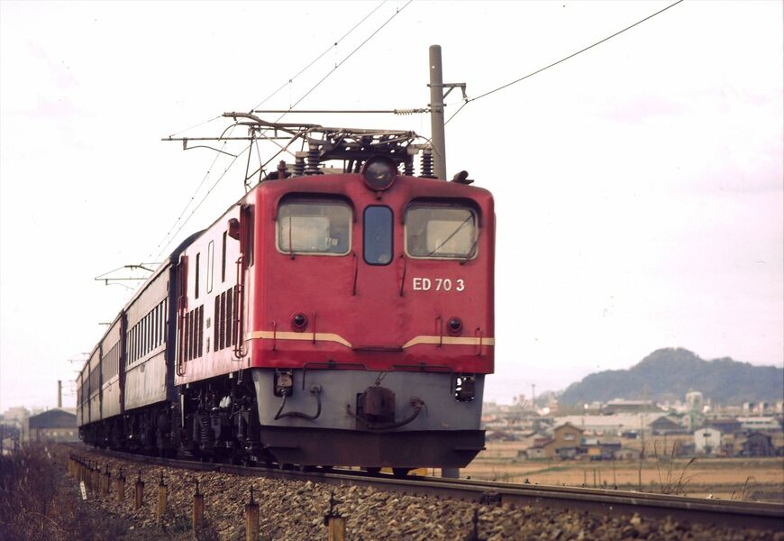 北陸本線の敦賀付近を走るED70形牽引の旅客列車。右側は現在北陸新幹線の車両基地になっているエリアだ＝1974年12月（撮影：南正時）