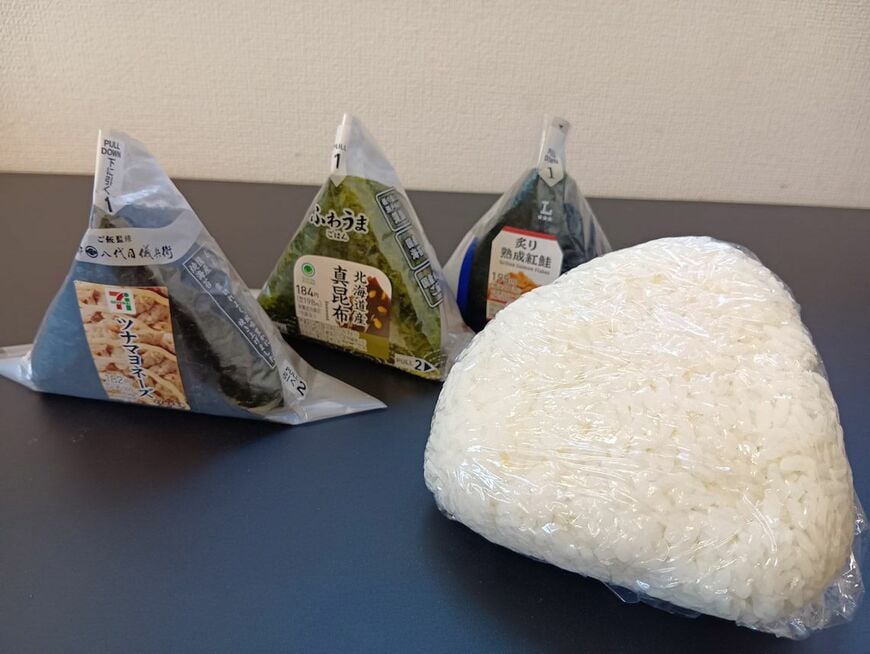 筆者が手作りした爆弾おにぎり=お米1合のコストは約80円