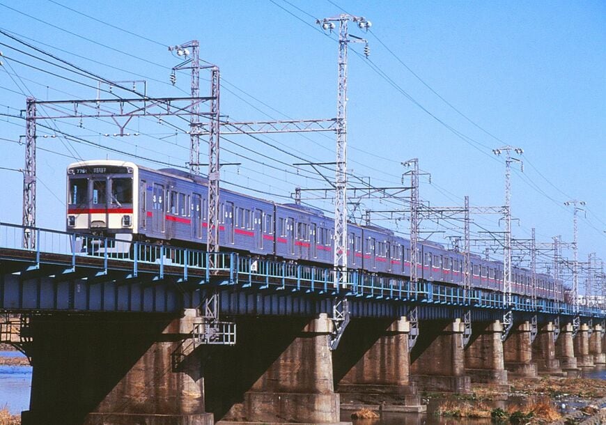 赤帯の旧塗装時代の7000系（撮影：南正時）