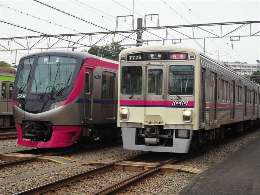 京王電鉄の7000系。新型の5000系と並ぶ（記者撮影）
