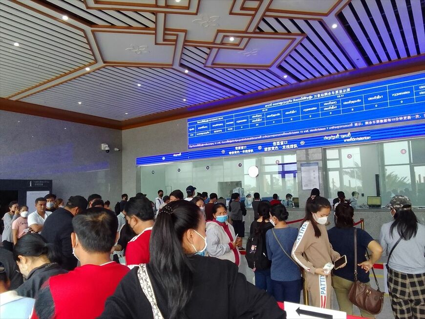 長蛇の列のラオス・中国鉄道ビエンチャン駅窓口。残席数は0の文字が並ぶ（筆者撮影）
