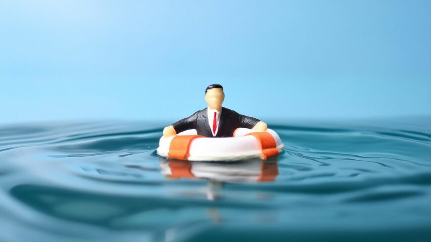 海の真ん中で救助されるビジネスマン