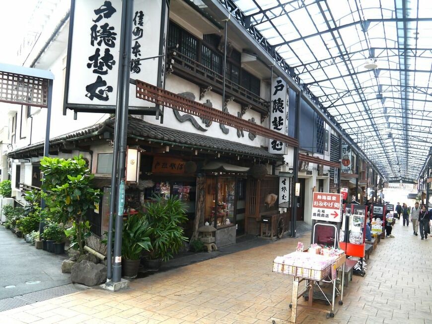 老舗の店も並ぶ仲見世通り商店街の中にある「又一庵謹製熱海ばたーあん」は行列が絶えない人気店。薄皮のパン生地の中に、又一庵の粒あんがたっぷりと、コクのあるバタークリームが入っている（写真：筆者撮影）