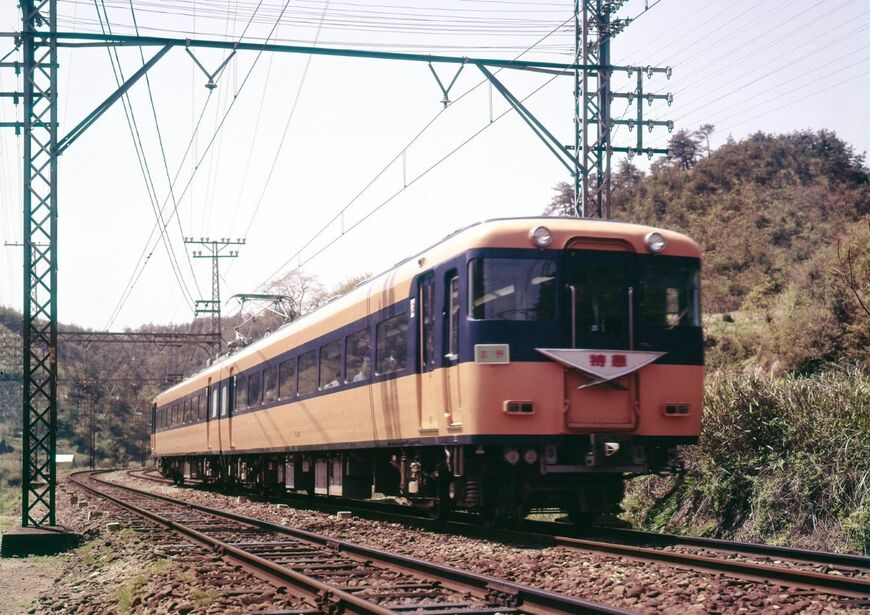 当時は前面に逆三角形の特急マークを掲げていた（写真：近畿日本鉄道）