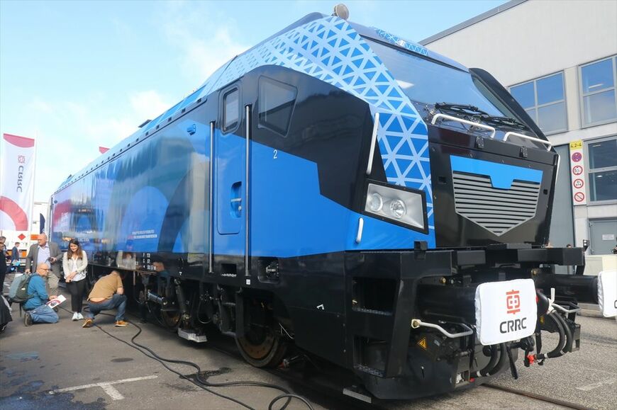 イノトランス会場に展示された新型電気機関車バイソン（撮影：橋爪智之）