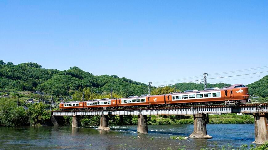 伯備線の岡山県側は高梁川を遡上する道行きで新見までの間に本流を11回も渡る。沿線は吉備高原とも称される (木野山ー備中川面）（写真：山下大祐）