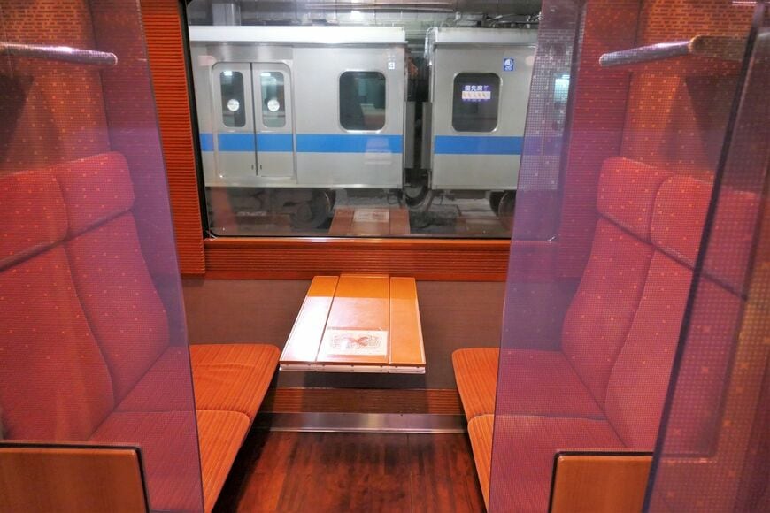 ヨーロッパを走る鉄道のコンパートメント車のような座席（記者撮影）