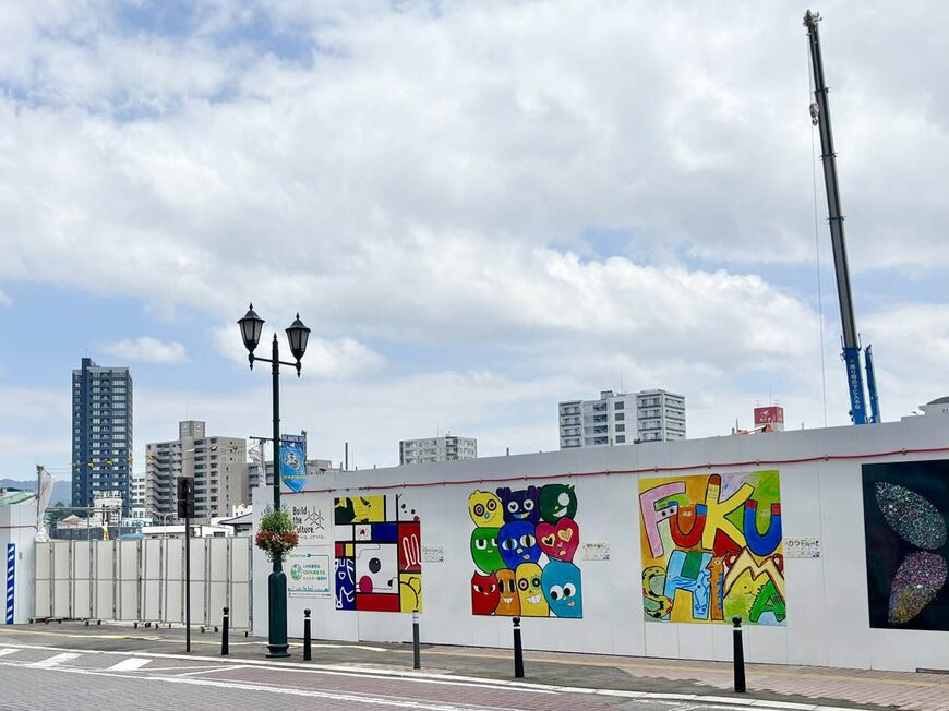工事中の中合跡地。白い壁にはアートが施されていた