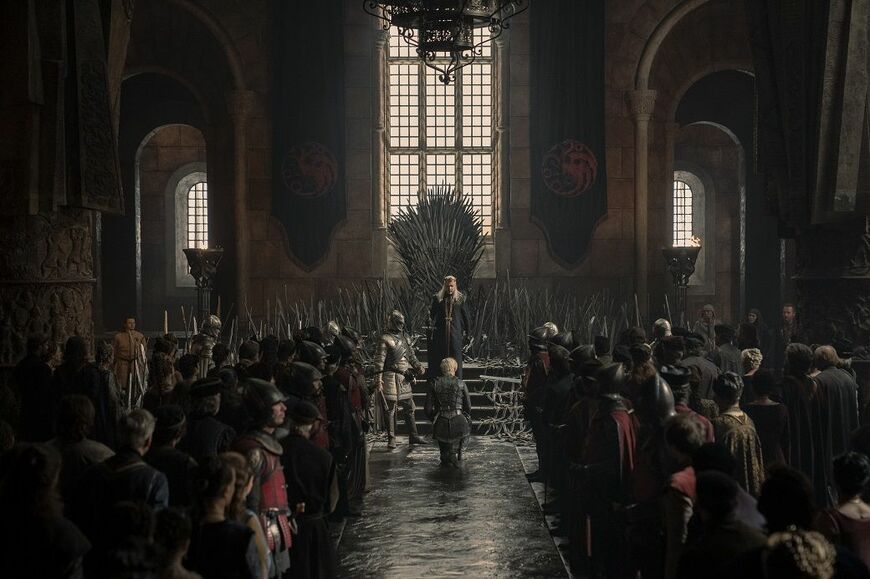 シリーズを象徴する“鉄の玉座”をめぐり、新作はドラゴンの血を引く無敵の名家「ターガリエン家」に焦点を当てる（写真：© 2022 Home Box Office, Inc. All rights reserved. HBO® and all related programs are the property of Home Box Office, Inc.）