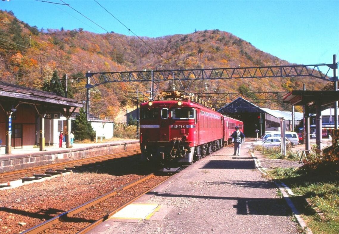 峠駅の構内。名物「峠の力餅」の売り子が見える