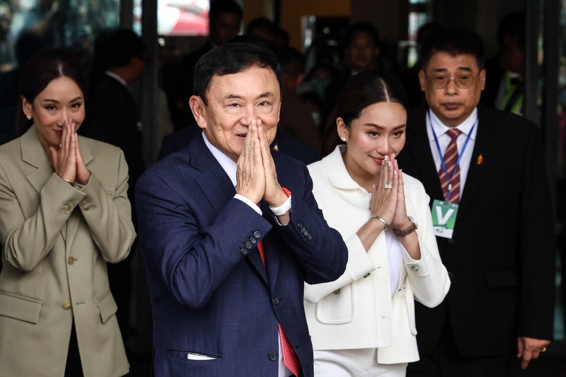 8月22日、長らくの亡命生活からタイに帰国したタクシン・チナワット元首相（左から2番目）。汚職事件などで禁錮10年の刑期が下されたが、この日、8年に減刑された（写真・2023 Bloomberg Finance LP）