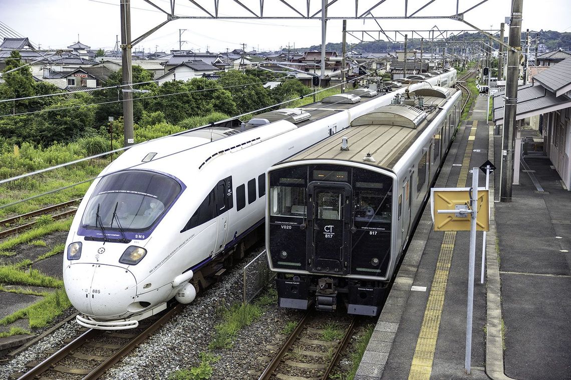 肥前鹿島までの在来線特急運転継続に際して電化区間の終端とされる肥前浜駅。駅舎は再整備され案内所やバーも併設されている（写真：久保田 敦）