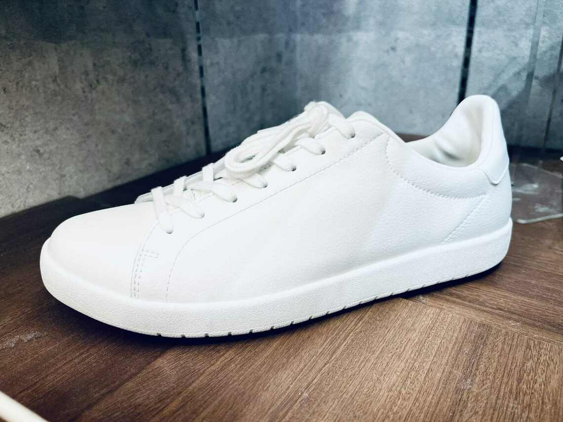 濃色コーデのアクセントになる白スニーカー（写真：筆者撮影）