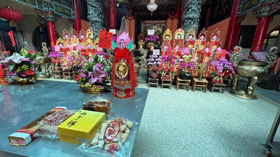 お供物の置き場には、本当に新美珍のケーキがあった（写真：筆者撮影）