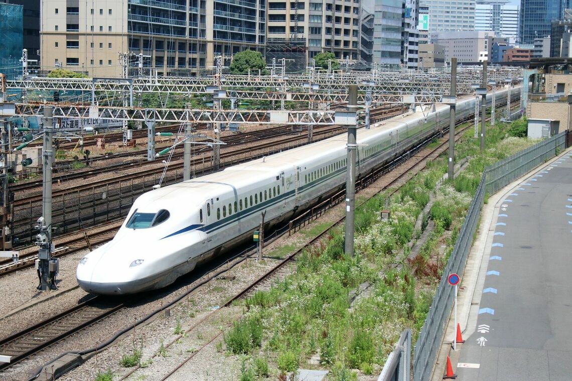 羽田空港アクセス線の分岐予定地付近を走る東海道新幹線（筆者撮影）