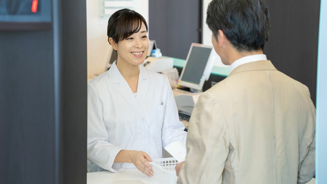 薬局での待ち時間どう変わる？（写真：8x10 ／PIXTA）