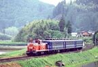 久大本線を走るDE10牽引の普通列車