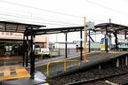 東武のホームから駅舎までは構内改札を横切る