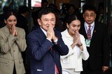 8月22日、長らくの亡命生活からタイに帰国したタクシン・チナワット元首相（左から2番目）。汚職事件などで禁錮10年の刑期が下されたが、この日、8年に減刑された（写真・2023 Bloomberg Finance LP）