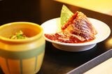 細かなスリットが入っており、肉がやわらかく、タレがしみ込みやすくなっている（撮影：今井康一）
