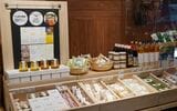 前橋中央通り商店街の地元名産品コーナー。スタッフや市の観光課などへヒアリングを行い情報収集した。「無印の存在を地域住民に広めていきたい」と下田香絵店長（記者撮影）