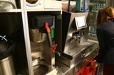 食堂車のキッチン内部（撮影：橋爪智之）