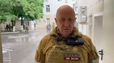 2023年6月24日、ロシア南部・ロストフ州ロストフナドヌーにあるロシア軍南部軍管区司令部に立つ、民間軍事会社ワグネル創設者プリゴジン氏（写真・関連会社コンコルドが6月24日に投稿した動画より、AFP=時事）