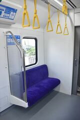 優先席付近の様子。黄色いつり革も日本の車両からのインスピレーションを受けている（筆者撮影）