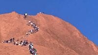 エアーズロックに｢駆け込み客｣殺到の無節操 10月から登山禁止､悪マナーに地元民は困惑