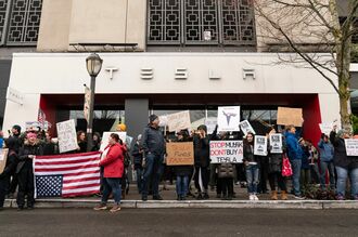 ショールームへ火炎瓶…激化するテスラへの抗議