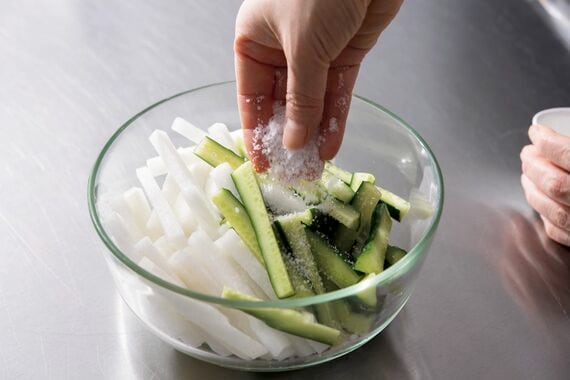 塩をなじませる