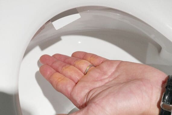 便器の中に落ちる便のみを捉える(写真:筆者撮影)