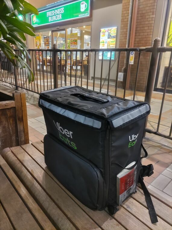 芦屋駅前のベンチ