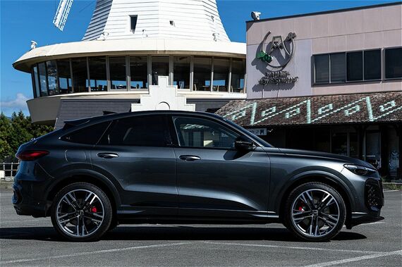 SQ5スポーツバックのサイドビュー
