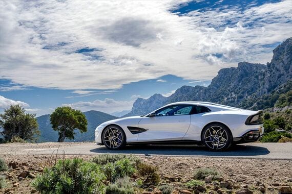 ボディサイズは全長4850×全幅1980×全高1290mm（写真：Aston Martin Lagonda）