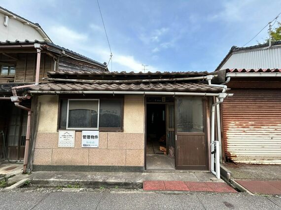 カフェに改修した建物