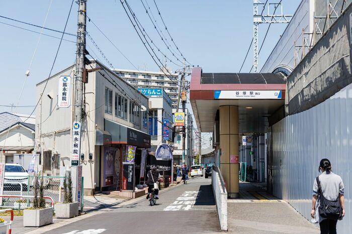谷塚駅の西口を出ると、すぐに生活道路のような