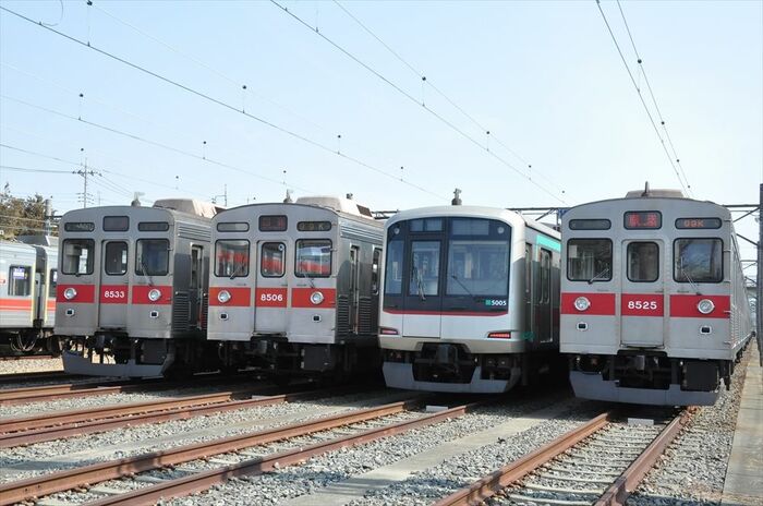 5000系（右から2番目）と顔を並べる8500系
