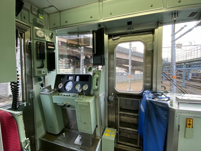 運転台は一般の1000形（未更新車）と基本的に同じだ